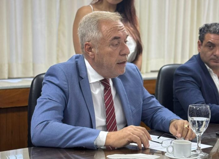 SESIÓN. El Concejal Jorge Llarull durante una sesión del Concejo Deliberante de Tafí Viejo