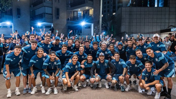 El emotivo banderazo de los hinchas de Racing en Brasil antes del duelo con Flamengo por la Copa Libertadores: la posible formación