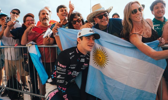 Colapinto mostró la pista de Interlagos en el simulador de Alpine y habló de los fanáticos argentinos que viajarán a Brasil