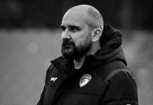 Conmoción en el fútbol europeo: un DT se desplomó en medio de un partido y los jugadores se enteraron de la muerte minutos después