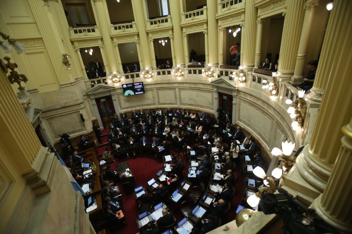 El Gobierno hace cuentas en el Senado y simula un sistema de “bandas” para cerrar alianzas