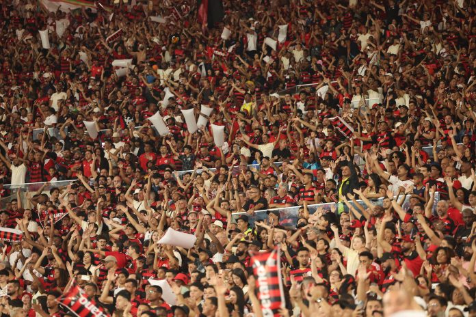 Fanáticos del Flamengo invadieron el micro de los jugadores antes de la final de la Libertadores ante Palmeiras
