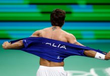 Levantó siete match points, rompió su camiseta y consoló a su rival: la épica clasificación de Italia a la final de la Copa Davis