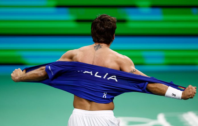 Levantó siete match points, rompió su camiseta y consoló a su rival: la épica clasificación de Italia a la final de la Copa Davis