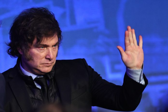 Milei llegó a Miami para disertar en una cumbre global de liderazgo y participar en la gala de la CPAC