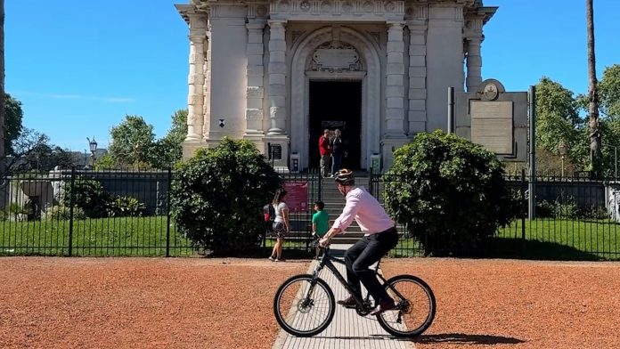 “Soy David Cairns, el nuevo embajador británico”: el diplomático se presentó con un paseo en bici por Buenos Aires