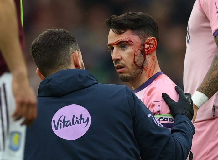 Susto en la Premier League: el sangriento choque de cabezas en la goleada del Aston Villa del Dibu Martínez