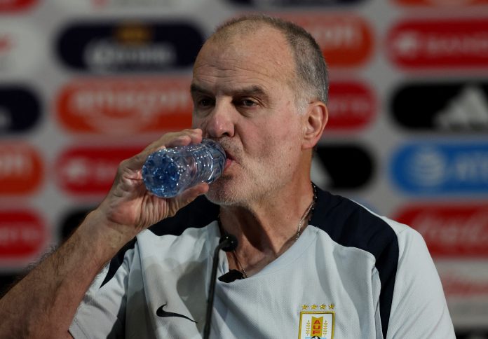 Tras una reunión de cuatro horas, Uruguay confirmó la continuidad de Bielsa: el particular pedido del DT