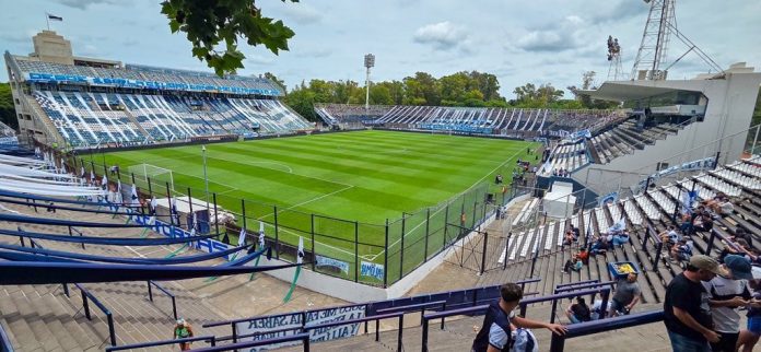 Conmoción en el clásico de La Plata: un hincha de Gimnasia cayó al vacío desde una tribuna y quedó internado