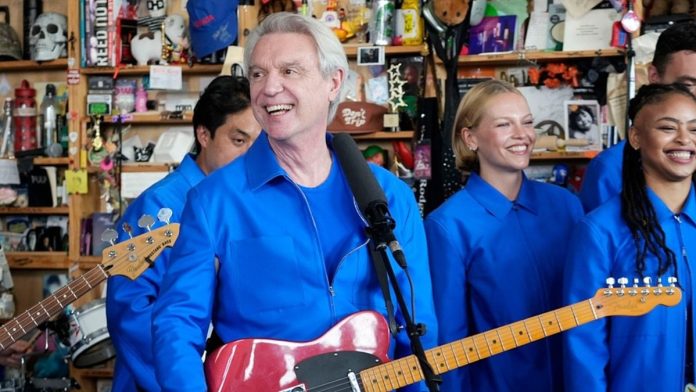 David Byrne estrena concierto para Tiny Desk con más de una docena de músicos y una paleta sonora única