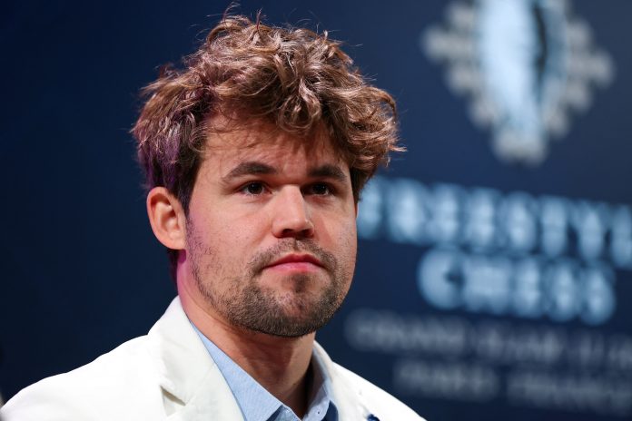 El momento de furia de la estrella del ajedrez Magnus Carlsen tras perder una partida en el Mundial de Qatar