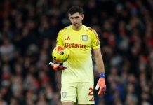 El tenso cruce entre Dibu Martínez y varios fanáticos del Arsenal después de la derrota del Aston Villa