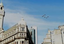 El vuelo de los F-16 visto desde el interior de la cabina del avión: potencia, precisión y una experiencia única por el cielo de Buenos Aires