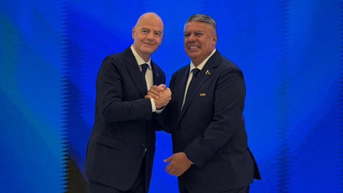 En medio del avance de las causas judiciales en Argentina, Claudio Tapia se mostró con Gianni Infantino y Alejandro Domínguez