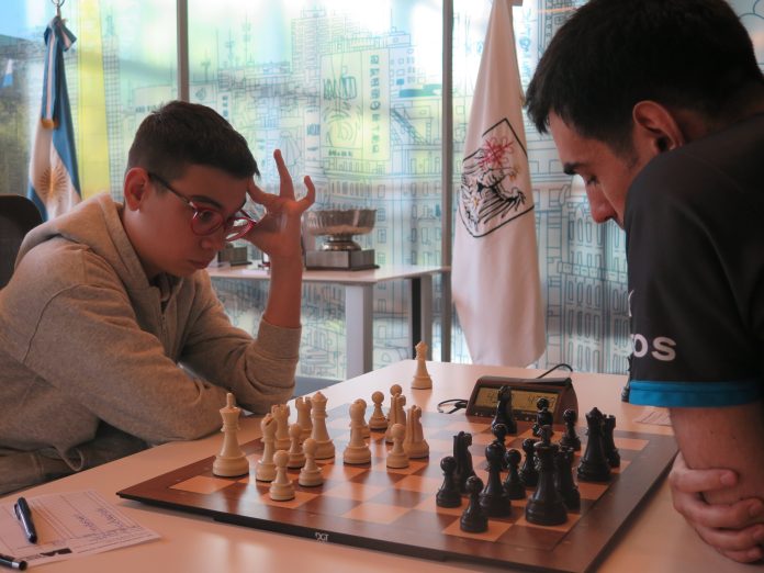 Faustino Oro empató y aún da pelea en el Campeonato Argentino de Ajedrez, pero no podrá cumplir uno de sus objetivos