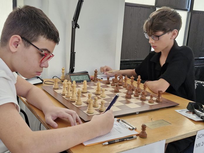 Faustino Oro se quedó con el duelo de jóvenes talentos en la primera rueda del IV Magistral de Ajedrez Szmetan-Giardelli