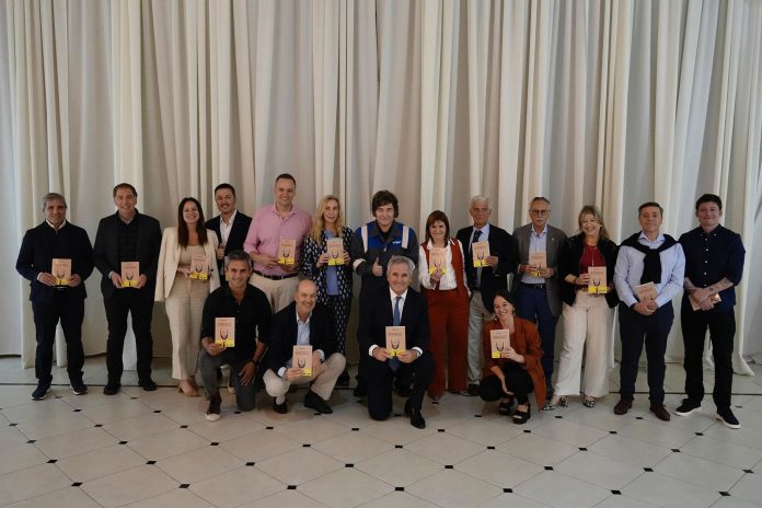 Javier Milei se prepara para firmar el decreto que habilita el aumento de sueldos para sus funcionarios