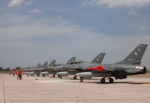 Luis Petri contestó a las críticas por la compra de los F-16: “Ahora todos son sommeliers de aviones de caza”