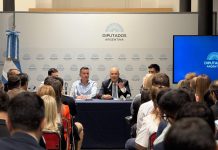 Sturzenegger se reunió con diputados libertarios, les explicó las propuestas del Consejo de Mayo y regaló pines de motosierra