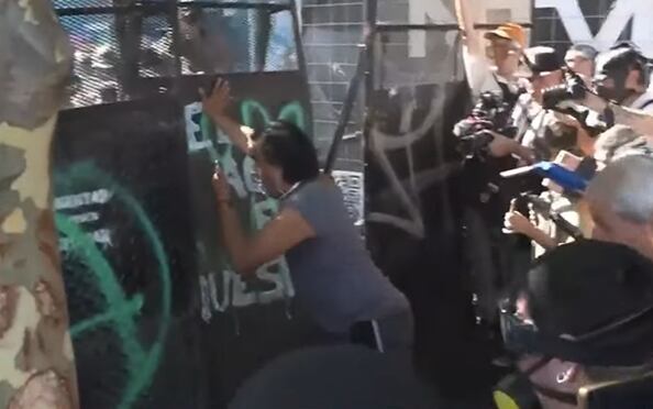 Tensión entre manifestantes y la policía afuera del Congreso mientras se debate el Presupuesto 2026