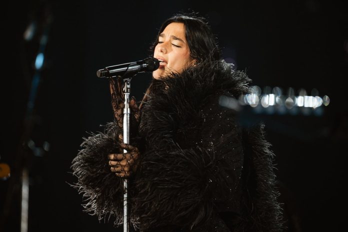 Todos los covers en español que hizo Dua Lipa durante su gira