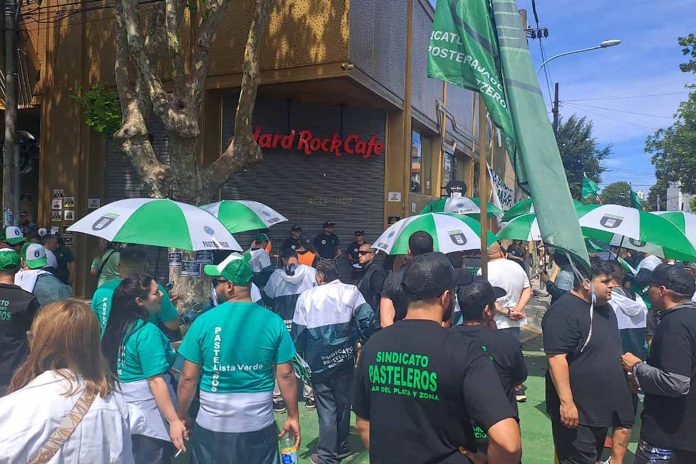 Tras abrir hace 15 días en Mar del Plata, un bar de una cadena internacional peligra por una protesta sindical