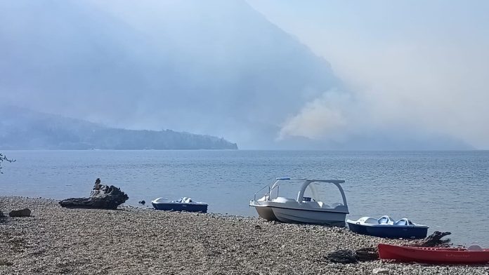 Chubut: un incendio forestal arrasó con diez viviendas y varios vehículos en una villa turística