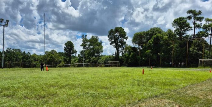Cortaba el pasto en las canchas auxiliares del club Crucero del Norte y encontró un cadáver