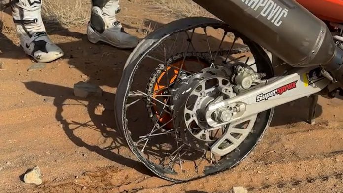 Destrozó su rueda, se negó a abandonar y decidió seguir adelante sin neumático: el video viral que expone las exigencias del Rally Dakar