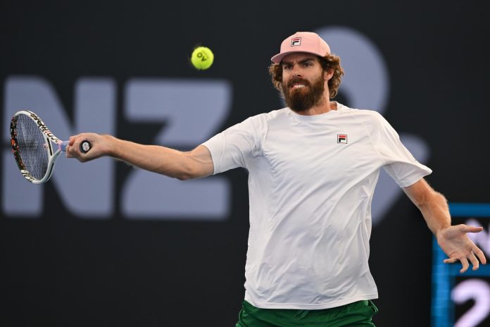 El curioso gesto por la diferencia de estatura entre dos tenistas tras un partido que recorre el mundo