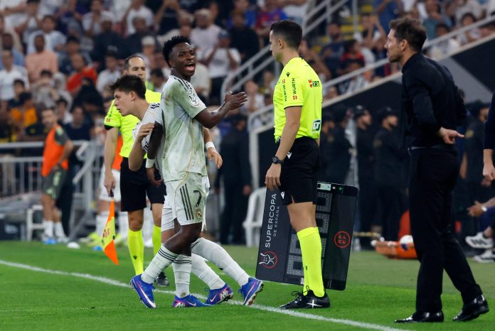 El dardo de Vinícius a Simeone tras el tenso ida y vuelta en el triunfo del Real Madrid ante el Atlético