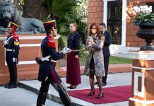 El día que Cristina Kirchner llevó el sable corvo de San Martín al Museo Histórico: ahora será enviado por Milei al Regimiento de Granaderos