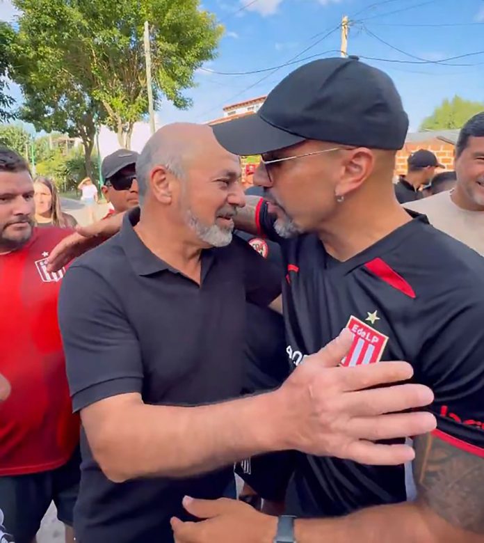 En medio de la pelea con “Chiqui” Tapia, Juan Sebastián Verón se mostró junto a un intendente alineado con Kicillof