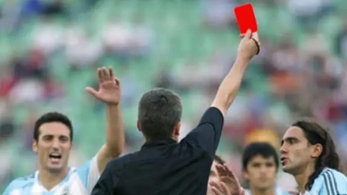 Hizo llorar a Messi y le arrebató una Champions a Scaloni: el árbitro que se convirtió en villano de los héroes argentinos