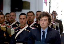 Javier Milei restituirá la custodia del sable corvo de San Martín al cuartel del Regimiento de Granaderos a Caballo