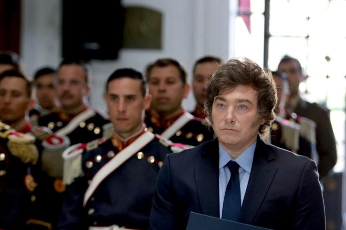 Javier Milei restituirá la custodia del sable corvo de San Martín al cuartel del Regimiento de Granaderos a Caballo