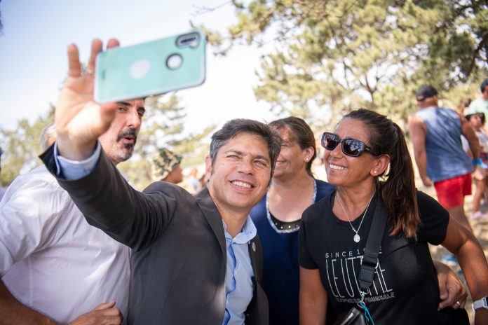 Kicillof asume el rol de líder en las recorridas de verano y saca ventaja en el PJ como candidato del 2027