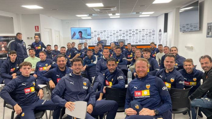 La lección de Pablo Aimar en una charla con entrenadores: “El fútbol es un juego de picardía”