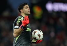 La sensacional doble atajada del Dibu Martínez para la victoria 3-2 del Aston Villa sobre el Salzburgo por la Europa League