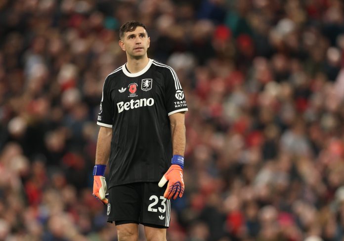 Preocupación por Dibu Martínez: su entrenador dio detalles de la lesión que sufrió en Aston Villa