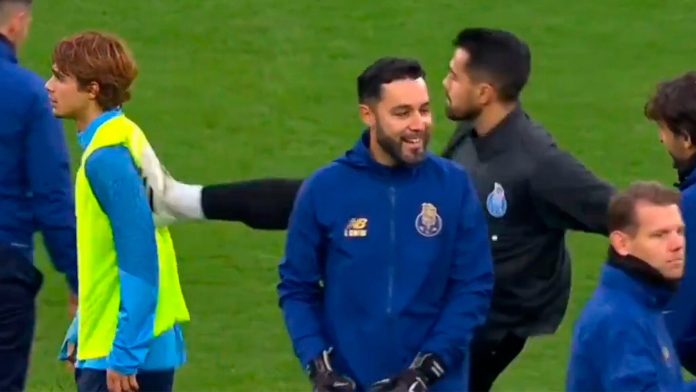 Sufrió un gol desde mitad de cancha en una práctica y respondió con un planchazo a la espalda de su compañero