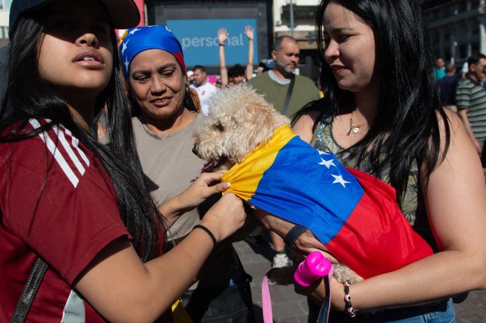Venezolanos se movilizan al Obelisco para festejar la caída de Nicolás Maduro