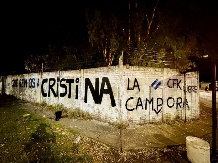 Cristina Kirchner cumple 73 años: pintadas, mensajes y el saludo de los dirigentes peronistas