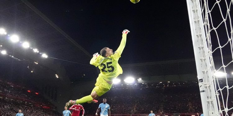 De un increíble tiro libre a la imposible atajada de Donnarumma a Mac Allister: el dramático triunfo del City ante el Liverpool