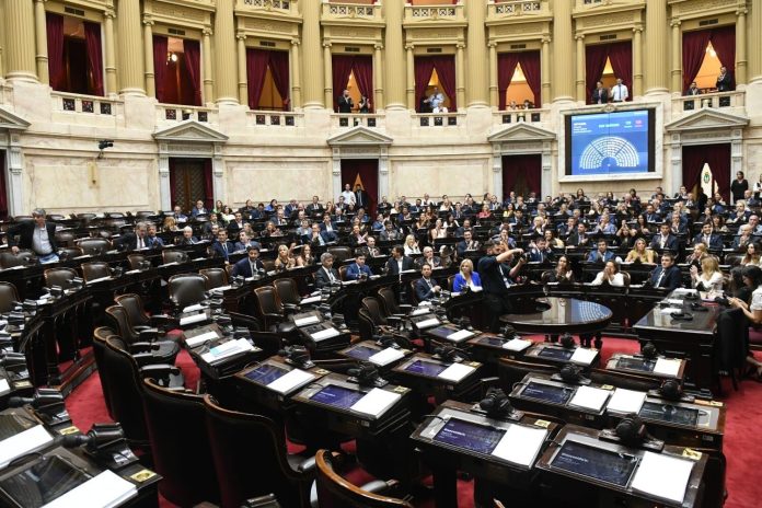 Diputados opositores impulsan un proyecto para declarar la emergencia salarial educativa y reforzar los ingresos de los docentes