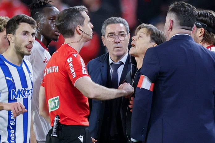 El ataque de furia de Almeyda contra el árbitro en el partido del Sevilla: “Actitud desafiante e intimidatoria”