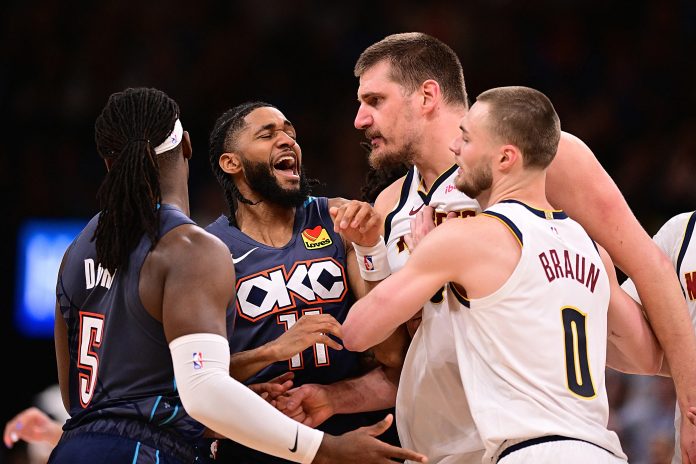 El ataque de furia de Nikola Jokic tras recibir una falta descalificadora: expulsión y abucheos en Thunder-Nuggets