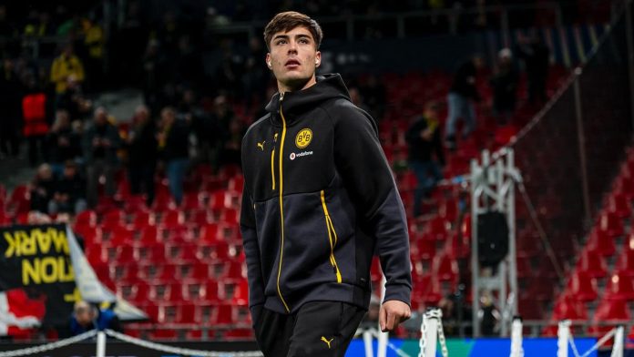 El presente de Aaron Anselmino en el Borussia Dortmund tras los elogios del debut y la lesión que lo marginó
