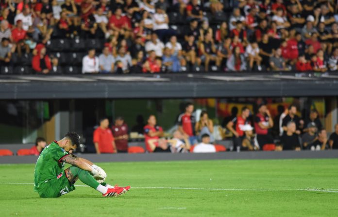 El video de la fractura de peroné que sufrió Gabriel Arias y lo dejará afuera del clásico rosarino de Newell’s-Central