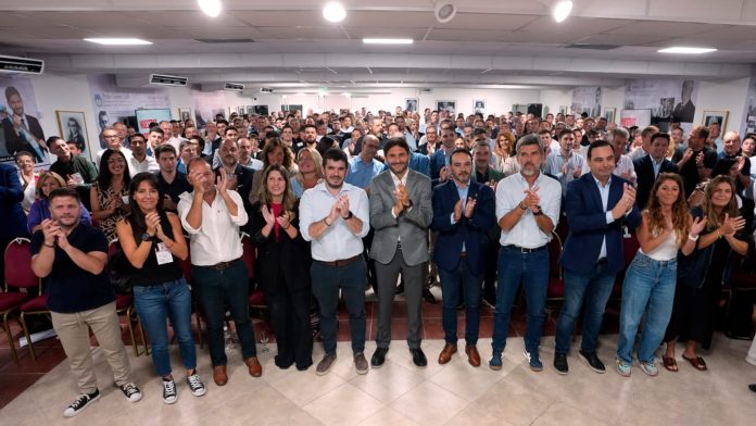 En un encuentro de intendentes, los gobernadores de la UCR mostraron diferencias sobre Milei rumbo a 2027